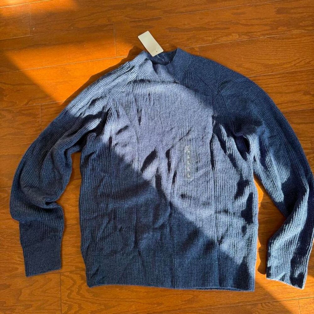 Uniqlo Men's Navy and Blue Jumper